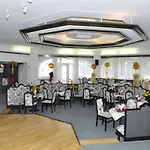 מלון Ostrov 4*